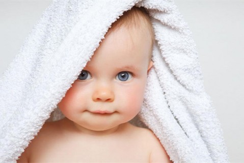 初乳很黄是不是不干净不可以喝？母乳怎么喂养乌鲁木齐捐卵宝宝？